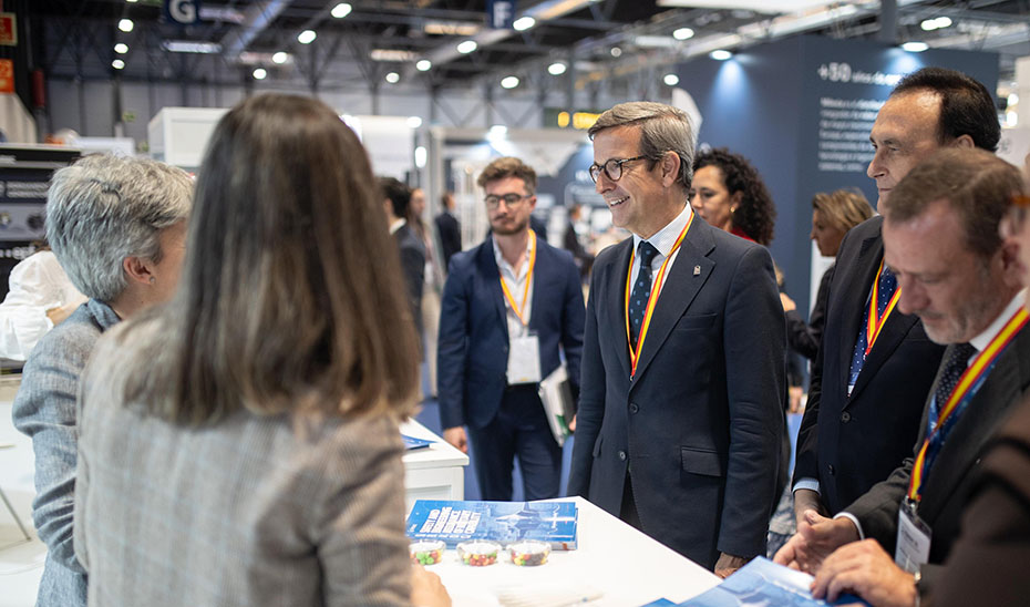 El consejero Paradela en un momento del recorrido por la Feria Internacional de Defensa y Seguridad de España, que se celebra en Madrid.